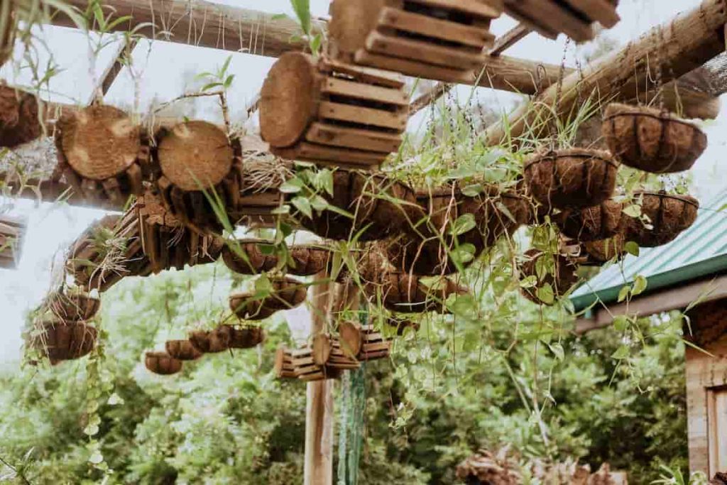 decoración de exteriores con elementos de madera macetas espacio y armonía