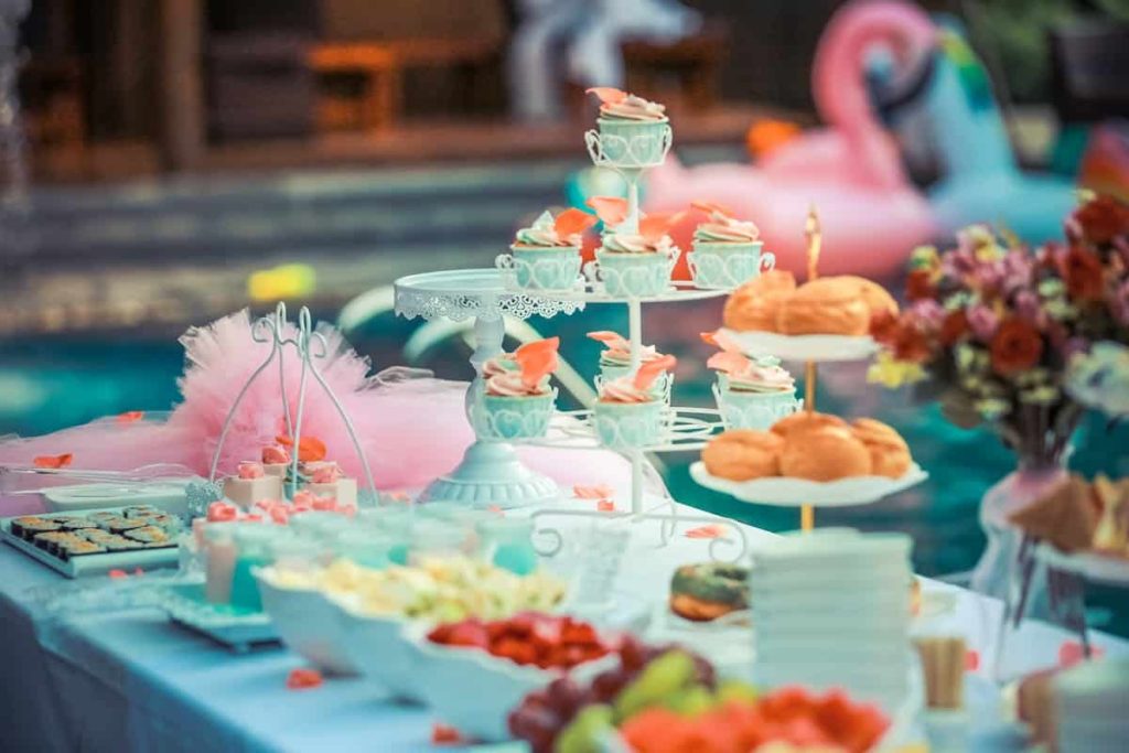 cómo decorar una fiesta de cumpleaños para adultos mesa de comida espacio y armonía