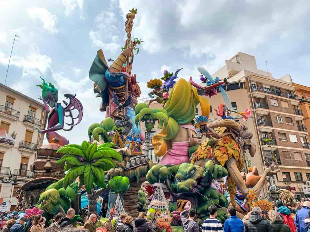 cómo decorar balcón en fallas figuras espacio y armonía