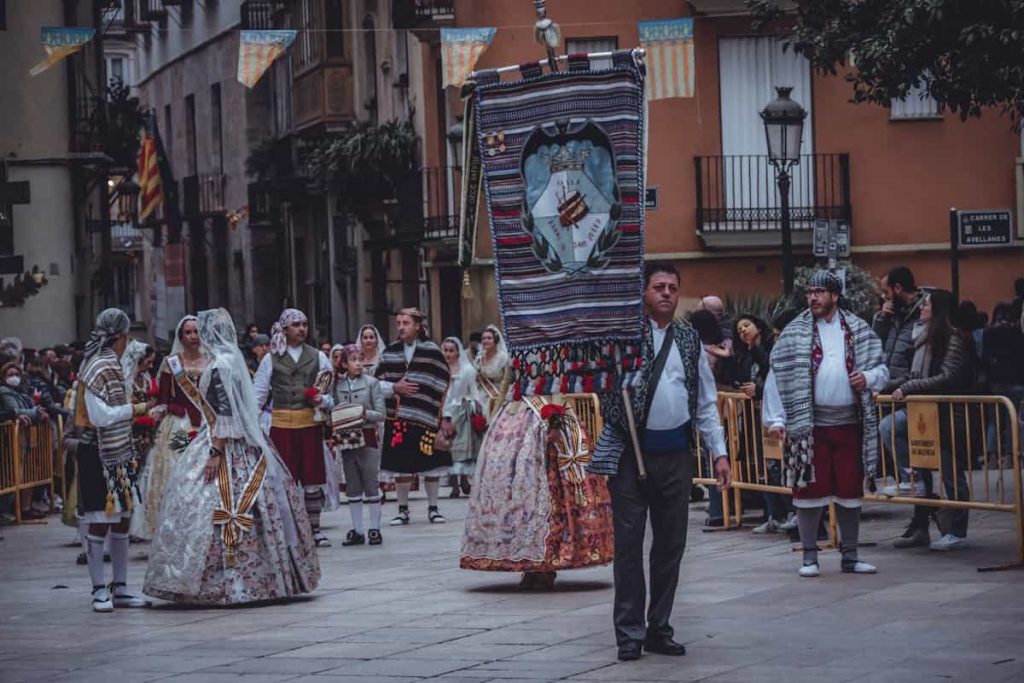 cómo decorar balcón en fallas mantón espacio y armonía