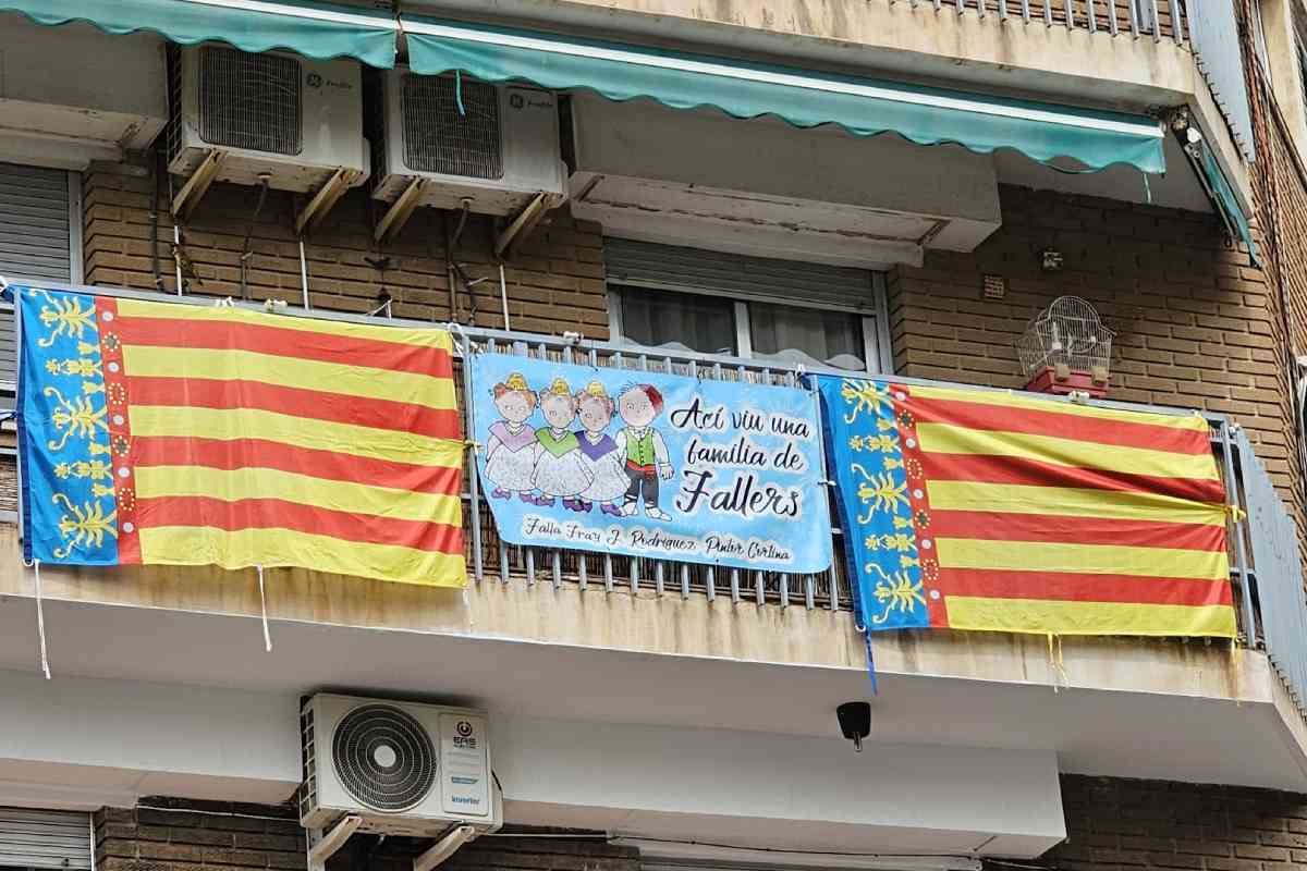 como decorar balcon en fallas senyera