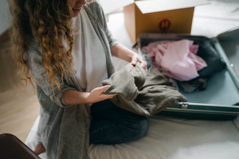 cómo guardar ropa en una maleta