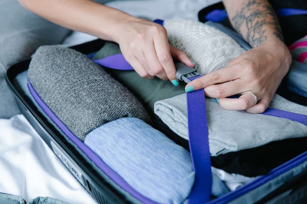 cómo guardar ropa en una maleta para viajar